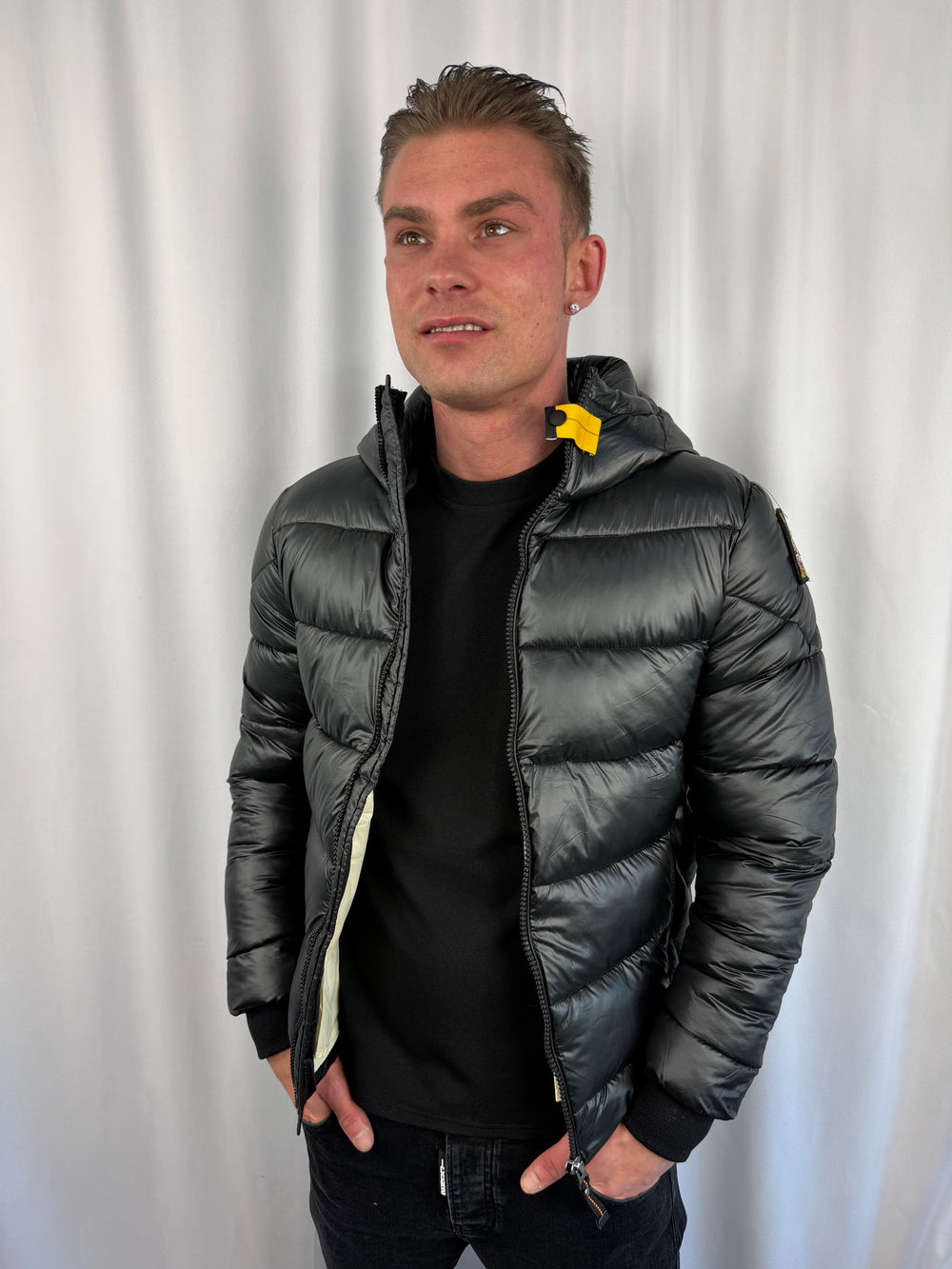 The Alpine Short Puffer Jacket Met Capuchon - Model II